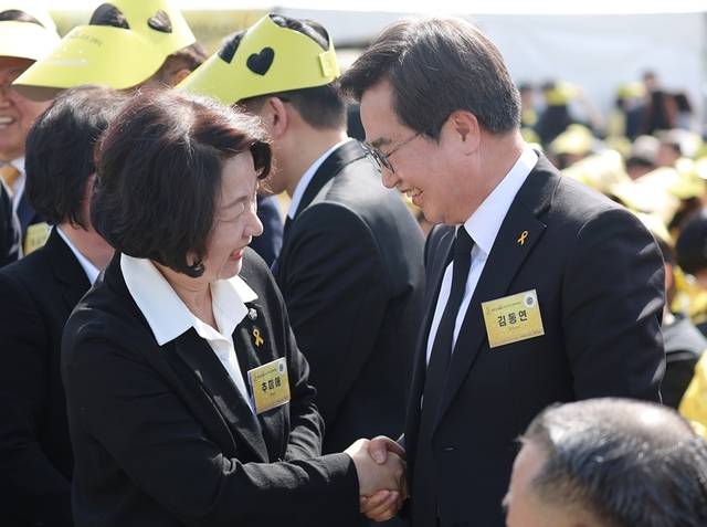 김동연 경기도지사와 더불어민주당 추미애 경기도지사 후보가 16일 경기도 안산 화랑유원지에서 열린 세월호 참사 12주기 기억식에서 대화하고 있다. 민주당 도지사 후보 경선 예비후보 등록으로 직무가 정지된 김 지사는 이날 개인 자격으로 참석했다. 경기사진공동취재단