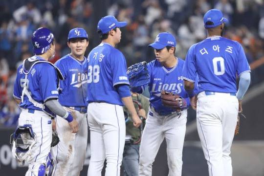 승리를 자축하는 삼성 라이온즈 선수들 [삼성 라이온즈 제공]