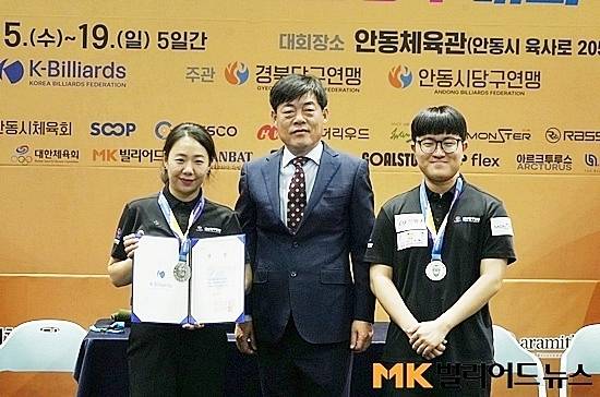 ‘2026 안동시장배전국3쿠션당구대회’ 복식 준우승을 차지한 김건윤-이보라가 안동당구연맹 이창규(가운데) 회장과 포즈를 취하고 있다.