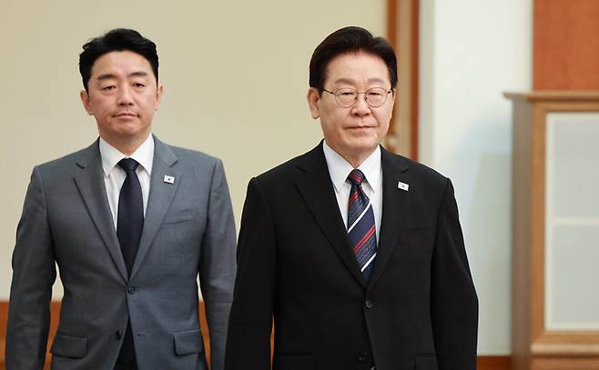 (서울=뉴스1) 허경 기자 = 이재명 대통령이 16일 청와대에서 열린 수석보좌관회의에 입장하고 있다. 2026.4.16/뉴스1