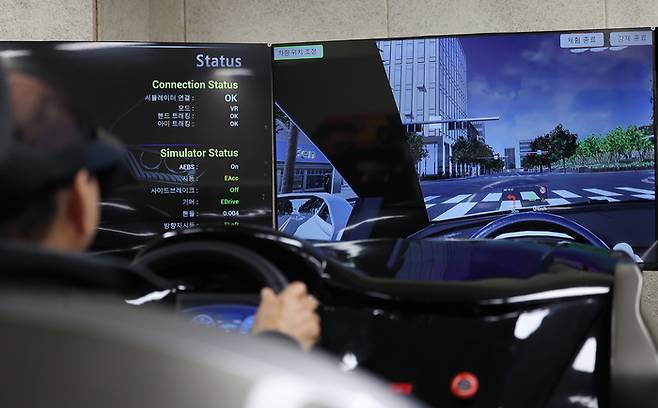 지난 2월 서울 강서구 강서운전면허시험장에서 한 고령 운전자가 가상현실(VR) 장비를 착용한 채 ‘운전능력 진단시스템’으로 운전 능력을 측정하고 있다. [연합뉴스]