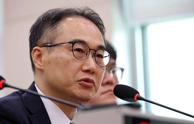 이원석 전 검찰총장이 16일 국회 ‘윤석열 정권 정치검찰 조작기소 의혹 사건 진상규명’ 국정조사특별위원회에서 열린 대장동·위례 개발비리 및 김용 전 민주연구원 부원장 관련 의혹 사건에 대한 청문회에 출석해 답변하고 있다.<연합뉴스>