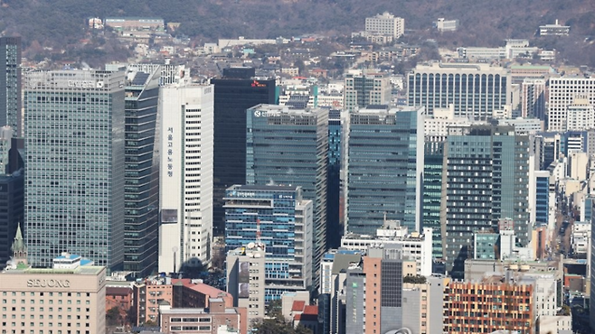 서울 남산에서 바라본 기업 빌딩들. [연합뉴스]