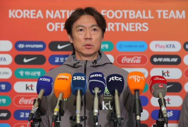 2026 북중미 월드컵을 앞두고 유럽에서 A매치 2연전을 치른 축구 국가대표팀 홍명보 감독이 2일 인천국제공항 제2여객터미널을 통해 귀국해 취재진 질문에 답변하고 있다. 연합뉴스