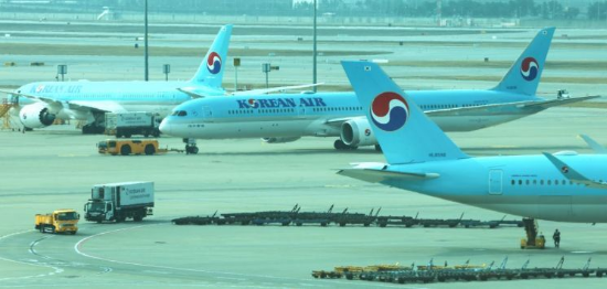 인천국제공항 계류장에서 대기 중인 대한항공 여객기. (연합뉴스)