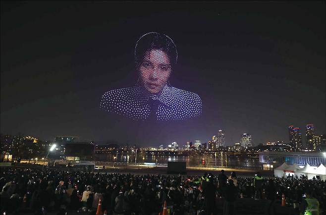 서울 뚝섬한강공원에서 유비파이 군집 드론이 BTS 멤버 얼굴을 구현하고 있다. (유비파이 제공)