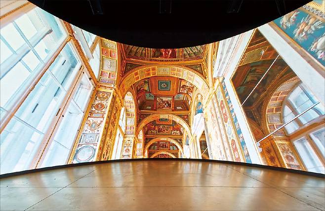 겨울궁전 내부의 요르단 계단(위). 겨울궁전 내부 인테리어를 미디어월에 구현한 모습(아래).  (아트웍스 제공)