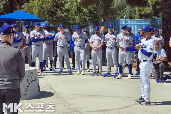 데이브 로버츠 감독이 연설하고 있다. 사진(美 로스앤젤레스)= 김재호 특파원