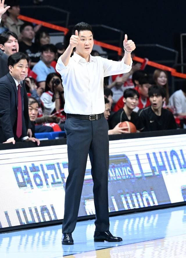 전희철 SK 감독은 경기 후 “우리 선수들, 오늘 게임은 잘했다고 생각한다. 그리고 한 시즌 동안 고생했다는 말을 하고 싶다. 마무리가 좋지 않아 아쉽다. 그래도 부상이 많은 상황에서 마지막까지 투혼을 보였다. 결과만 아쉬운 날이다”라고 이야기했다. 사진=KBL 제공