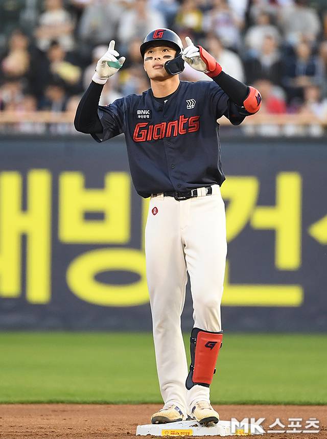 16일 서울 잠실야구장에서 ‘2026 프로야구’ 롯데 자이언츠와 LG 트윈스의 경기가 열렸다. 1회초 2사 1,3루에서 롯데 윤동희가 1타점 2루타를 치고 있다. 사진(잠실 서울)=천정환 기자
