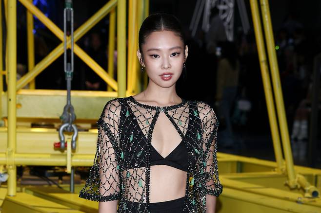 그룹 블랙핑크의 제니가 지난 3월9일(현지 시간) 프랑스 파리에서 열린 샤넬 2026-27 가을·겨울(F/W) 여성복 컬렉션에 참석해 포즈를 취하고 있다. 2026.03.10. /AP=뉴시스