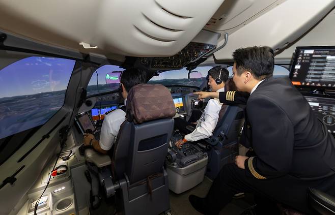 조종사 모의비행장치(FFS)에서 운항승무원들이 모의 비행 훈련을 하는 ./사진제공=대한항공