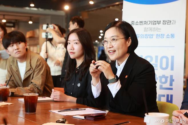 한성숙 중소벤처기업부 장관이 지난 13일 대전광역시 유성구 충남대학교에서 열린 '충남대학교 창업동아리 대학생 간담회'에서 인사말을 하고 있다. /사진=중소벤처기업부