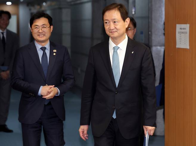 (서울=뉴스1) 황기선 기자 = 이찬진 금융감독원장과 이정문 더불어민주당 의원이 7일 오후 서울 영등포구 여의도 금융감독원에서 열린 '금융보안 페러다임 전환 간담회'에 참석하고 있다.  2026.4.7/뉴스1  Copyright (C) 뉴스1. All rights reserved. 무단 전재 및 재배포,  AI학습 이용 금지. /사진=(서울=뉴스1) 황기선 기자