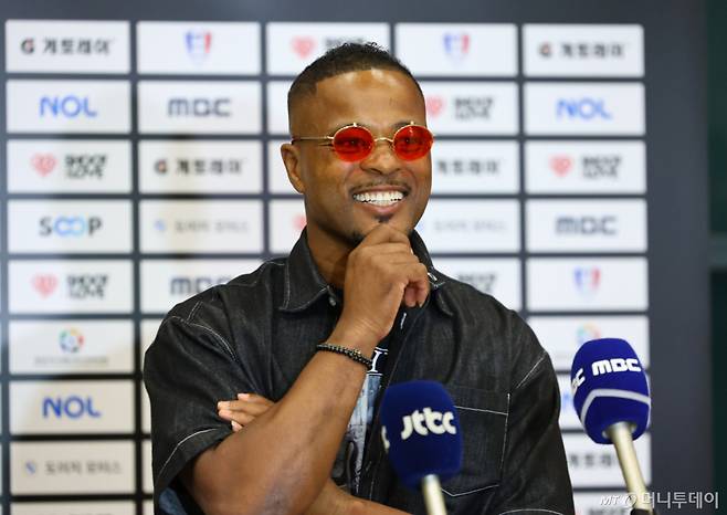 전 프랑스 축구 선수 파트리스 에브라가 16일 오후 인천국제공항 1터미널을 통해 방한해 취재진과 인터뷰 하고 있다. /사진=뉴시스