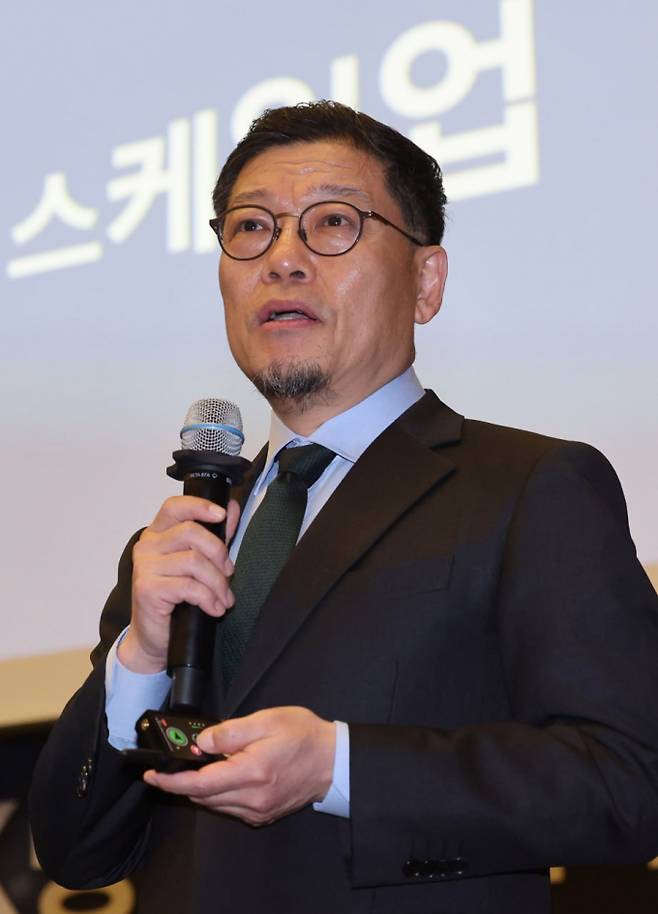 이정동 서울대 공학전문대학원 교수가 미국 국방고등연구계획국(DARPA·다르파)의 본질은 국가가 반드시 풀어야 할 핵심 문제, 즉 '도전적 질문'을 먼저 정의하고 이를 민간과 함께 해결해 나가는 체계를 만드는 데 있다고 강조했다. 사진은 이정동 서울대 공학전문대학원 교수가 16일 서울 중구 대한상공회의소에서 '새로운 전쟁의 시대, K방산의 현재와 미래'를 주제로 열린 '시대포럼'에서 기조연설을 하고 있다. / 사진=박지혜 기자(뉴스1)