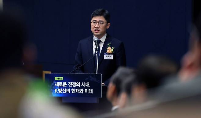 하윤철 한화시스템 상무가 16일 서울 중구 대한상공회의소에서 '새로운 전쟁의 시대, K방산의 현재와 미래'를 주제로 열린 '시대포럼'에서 주제발표를 하고 있다. / 사진=박지혜 기자(뉴스1)