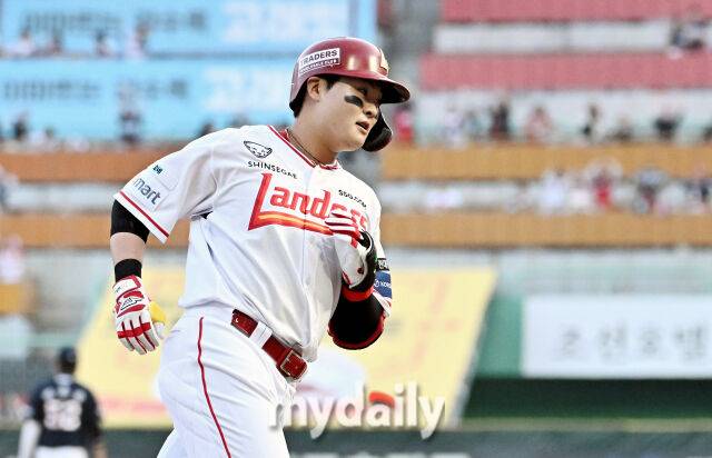 15일 오후 인천 SSG랜더스필드에서 진행된 '2026 프로야구 KBO리그' SSG랜더스와 두산베어스의 경기. SSG 고명준이 1회말 2사 2,3루서 3점 홈런을 터뜨린 뒤 베이스를 돌고 있다./인천 = 송일섭 기자