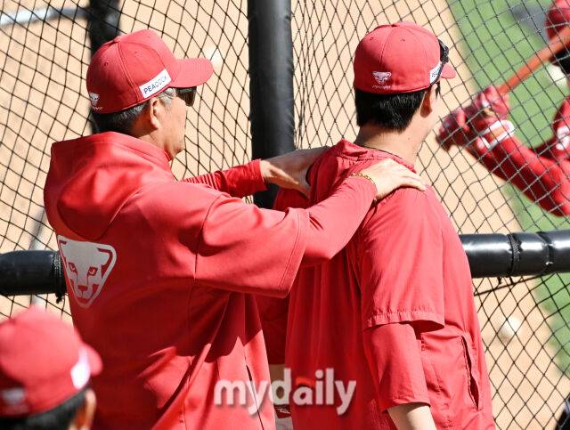15일 오후 인천 SSG랜더스필드에서 진행된 '2026 프로야구 KBO리그' SSG랜더스와 두산베어스의 경기. SSG 이숭용 감독이 경기전 훈련에서 고명준의 어깨를 만지고 있다./인천 = 송일섭 기자
