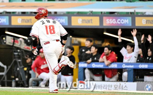 15일 오후 인천 SSG랜더스필드에서 진행된 '2026 프로야구 KBO리그' SSG랜더스와 두산베어스의 경기. SSG 고명준이 1회말 2사 2,3루서 3점 홈런을 터뜨리고 있다./인천 = 송일섭 기자