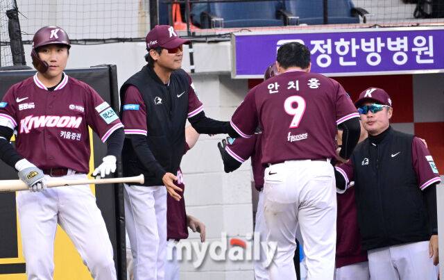 2026년 3월 28일 오후 대전 한화생명볼파크에서 열린 ‘2026 신한 SOL KBO리그' 개막전 키움 히어로즈와 한화 이글스의 경기. 키움 박찬혁의 연장 11회초 2사 만루서 2타점 적시타 때 홈을 밟은 안치홍이 키움 설종진 감독의 축하를 받고 있다./마이데일리