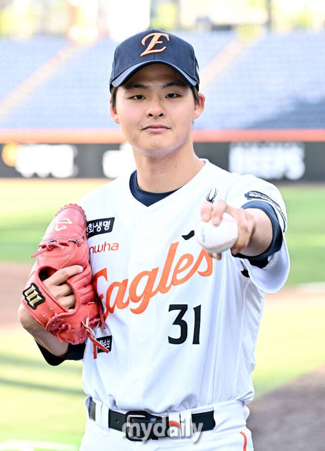 한화 이교훈이 14일 오후 대전 한화생명볼파크에서 진행된 '2026 프로야구 KBO리그' 한화이글스와 삼성 라이온즈의 경기전 훈련에서 포토타임을 갖고 있다./마이데일리