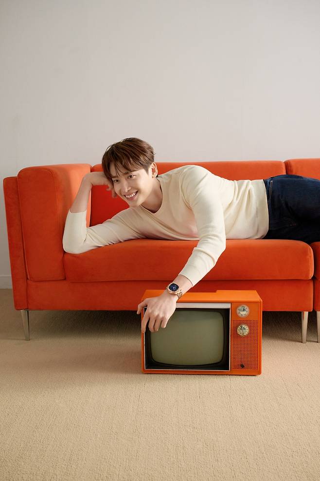 배우 이종석과 미도의 멀티포트 TV 빅 데이트 이미지