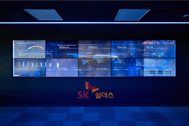 SK쉴더스 시큐디움 센터 내 관제센터. 직원 전면에 위치한 대시보드에 지난 일주일간 사이버공격 현황이 표시돼 있다. [SK쉴더스 제공]