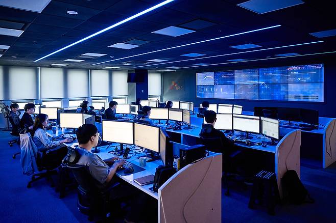 SK쉴더스 시큐디움 센터 내 관제센터 모습. 직원 전면에 위치한 대시보드에 지난 일주일간 사이버공격 현황이 표시돼 있다.  [SK쉴더스 제공]