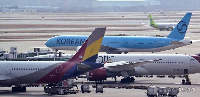 지난 1일 오전 인천국제공항 제2터미널 활주로에 각 항공사 비행기들이 주기되어 있다. 영종도=임세준 기자