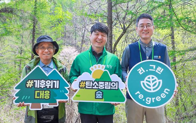 16일 경기도 용인시 처인구 이동읍 묵리 ‘제2호 현대백화점그룹 탄소중립의 숲’에서 윤영식(오른쪽부터) 현대지에프홀딩스 부사장, 송준호 북부지방산림청장, 김석권 생명의숲 대표가 기념 사진을 촬영하고 있다. [현대백화점그룹 제공]