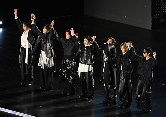 그룹 방탄소년단(BTS)이 지난달 21일 서울 광화문 광장에서 정규 5집 ‘아리랑(ARIRANG)’ 발매를 기념해 무료 공연 ‘BTS 컴백 라이브: 아리랑’을 열고 있다. [연합뉴스]