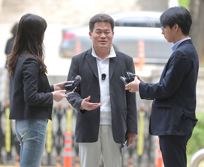 이재명 대통령과 개혁신당 이준석 대표의 명예를 훼손한 혐의를 받는 유튜버 전한길(본명 전유관)씨가 16일 서초구 서울중앙지방법원에서 열린 구속 전 피의자 심문(영장실질심사)에 출석하고 있다. [연합]