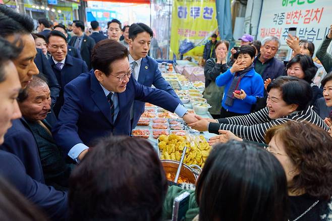 [서울=뉴시스] 최동준 기자 = 사진은 이재명 대통령이 지난 2월27일 전북 전주 신중앙시장을 방문해 시민들과 인사하고 있는 모습. (사진=청와대 제공) 2026.02.27. photo@newsis.com *재판매 및 DB 금지