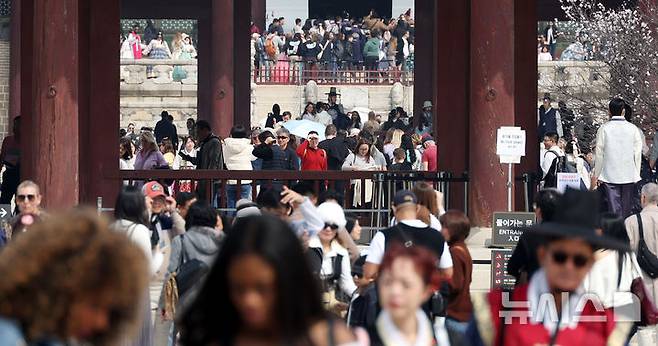 [서울=뉴시스] 추상철 기자 = 완연한 봄날씨를 보인 29일 오전 서울 종로구 경복궁이 봄나들이 나온 시민들과 외국인관광객으로 붐비고 있다. 2026.03.29. scchoo@newsis.com