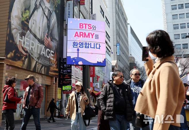 [서울=뉴시스] 김진아 기자 = 방탄소년단(BTS)의 컴백 공연을 계기로 서울 광화문과 명동 일대 유통가가 특수를 누리고 있는 22일 서울 중구 명동거리에 BTS와 팬클럽 아미를 환영하는 메시지 영상이 미디어 폴을 통해 송출되고 있다. 2026.03.22. bluesoda@newsis.com