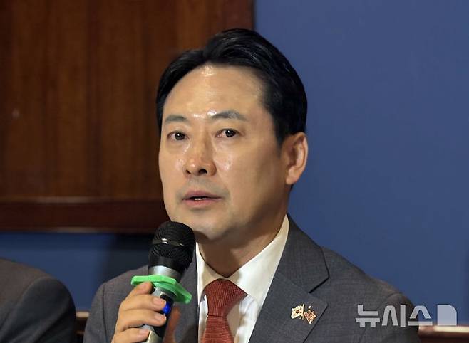 [워싱턴=뉴시스] 이윤희 특파원 = 미국을 방문 중인 장동혁 국민의힘 대표가 15일(현지 시간) 워싱턴DC 인근 한 식당에서 특파원 간담회를 하고 있다. 2026.04.16. sympathy@newsis.com