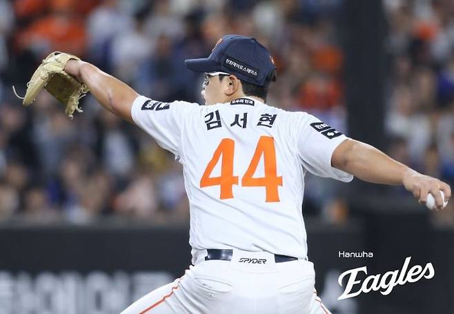 [서울=뉴시스] 프로야구 한화 이글스의 김서현이 14일 대전 한화생명볼파크에서 열린 2026 신한 쏠 KBO리그 삼성 라이온즈와의 홈 경기에 불펜 등판해 공을 던지고 있다. (사진=한화 이글스 제공) 2026.04.14. *재판매 및 DB 금지