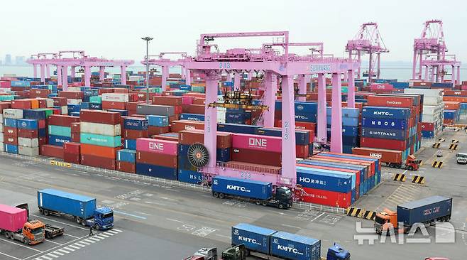 [인천=뉴시스] 전진환 기자 =인천 연수구 인천신항 컨테이너 터미널에 컨테이너가 쌓여 있다. (사진=뉴시스DB) amin2@newsis.com