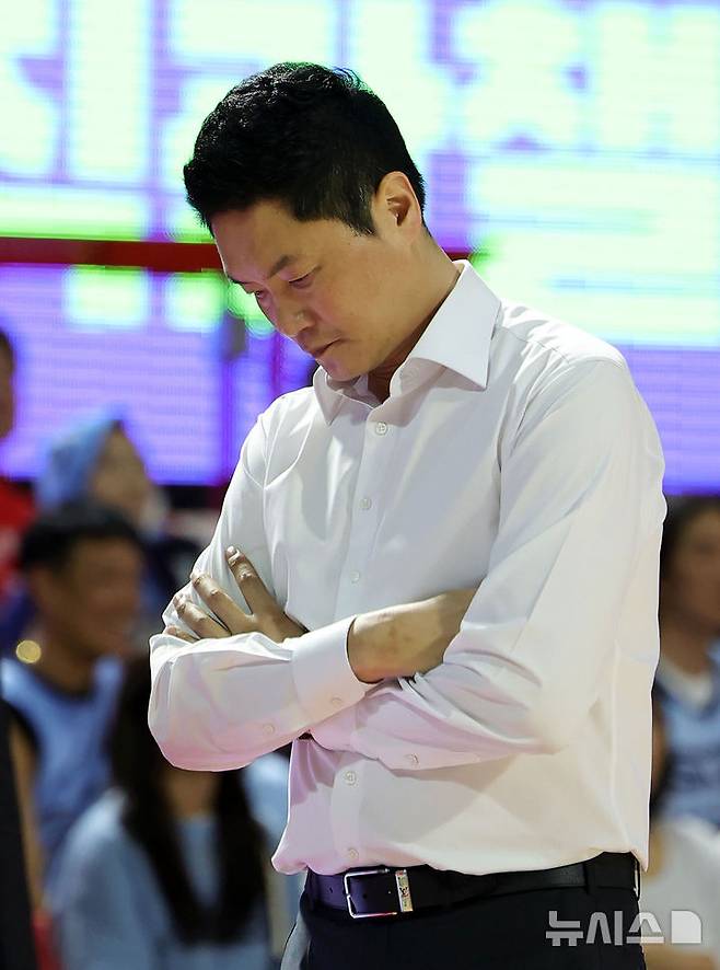 [서울=뉴시스] 홍효식 기자 = 12일 서울 송파구 잠실학생체육관에서 열린 2025-2026 프로농구 6강 플레이오프 1차전 서울 SK와 고양 소노의 경기, SK 전희철 감독이 생각에 잠겨 있다. 2026.04.12. yesphoto@newsis.com