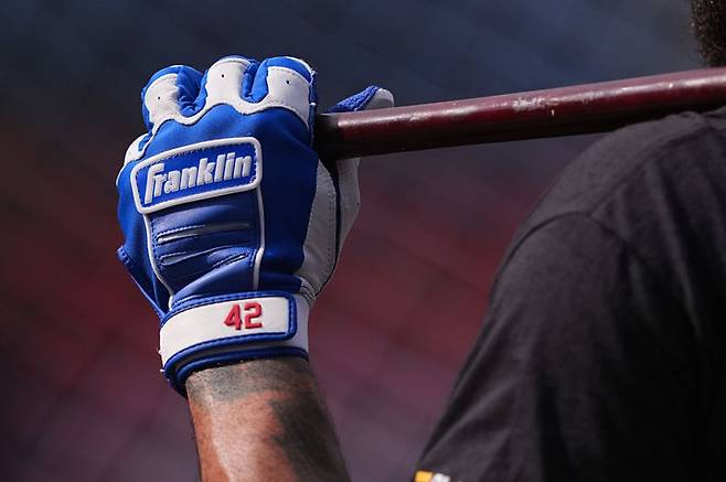 [필라델피아=AP/뉴시스] 필라델피아 필리스의 에드먼도 소사가 15일(현지 시간) 미국 필라델피아에서 열리는 시카고 컵스와의 야구 경기를 앞두고 타격 연습을 하고 있다. 2026.04.16.