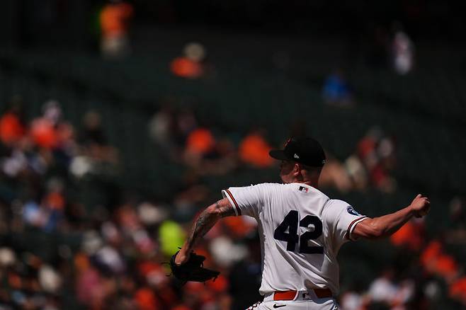 [볼티모어=AP/뉴시스] 재키 로빈슨 데이를 기념하기 위해 42번 유니폼을 입은 볼티모어 오리올스 선발 투수 카일 브래디쉬가 15일(현지 시간) 볼티모어에서 열린 애리조나 다이아몬드백스와의 경기 3회말 수비를 하고 있다. 2026.04.16.