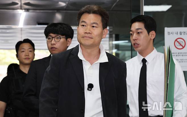 [서울=뉴시스] 박주성 기자 = 이재명 대통령과 이준석 개혁신당 대표에 대한 명예훼손 혐의를 받는 보수 유튜버 전한길(본명 전유관)이 16일 오전 서울 서초구 서울중앙지방법원에서 열린 구속 전 피의자 심문(영장실질심사)에 출석하고 있다. 2026.04.16. park7691@newsis.com