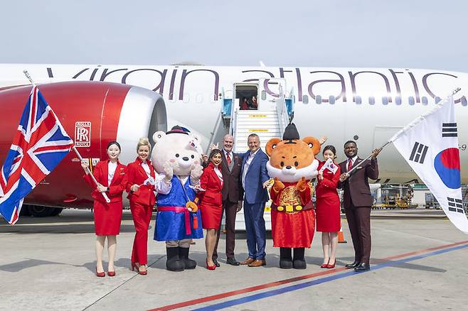 코닐 코스터 버진애틀랜틱 최고경영자(오른쪽에서 네 번째)는 인천국제공항공사 및 한국관광공사 관계자들과 함께 주기장에서 도착한 VS208편을 맞이하며 취항 환영 행사를 가졌다. (사진=버진애틀랜틱) *재판매 및 DB 금지