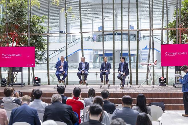 14일 인천국제공항 제2여객터미널에서 진행한 버진애틀랜틱 인천-런던 노선 취항 기념행사.  버진애틀랜틱 코닐 코스터 최고경영자(CEO)와 데이브 기어 최고운영책임자(COO), 김범호 인천국제공항공사 사장직무대행, 양경수 한국관광공사 국제관관본부장(왼쪽부터). (사진=버진애틀랜틱) *재판매 및 DB 금지