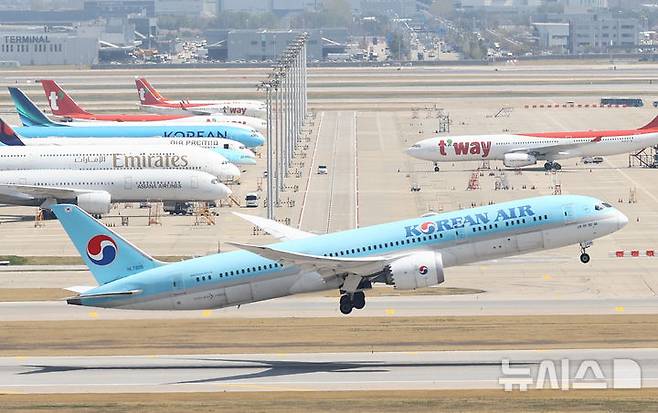 [인천공항=뉴시스] 황준선 기자 = 중동 사태에 따른 항공유 급등으로 대한항공과 아시아나항공이 5월 국제선 유류할증료를 현행 체계 도입 이후 역대 최고 단계인 33단계로 책정한 16일 인천국제공항 활주로에 항공기가 이륙하고 있다.33단계는 유류할증료 제도의 최대 상한선으로 5월1일부로 적용되는 대한항공의 국제선 유류할증료는 7만5000원~56만4000원, 아시아나항공도 같은 기간 국제선 유류할증료로 8만5400원~47만6200원을 책정했다. 2026.04.16. hwang@newsis.com