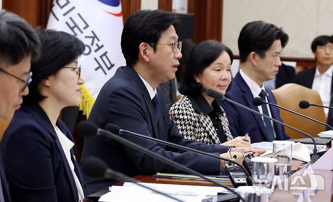 [서울=뉴시스] 추상철 기자 = 배경훈 부총리 겸 과학기술정보통신부 장관이 16일 오후 서울 종로구 정부서울청사에서 열린 과학기술관계장관회의에서 발언하고 있다. 2026.04.16. scchoo@newsis.com