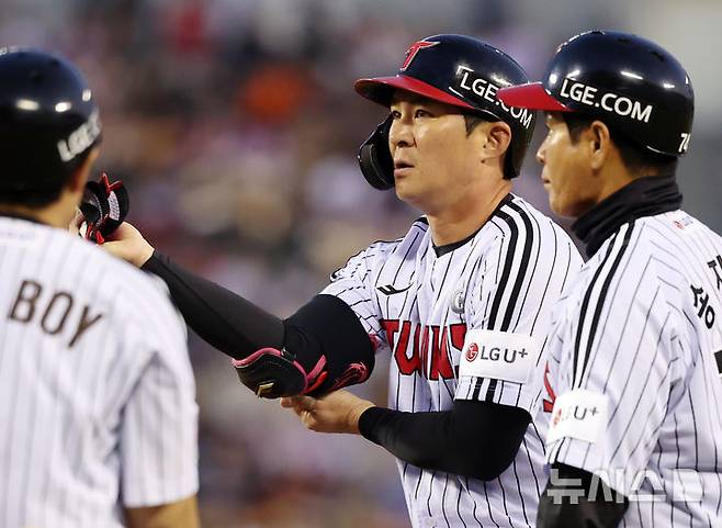 [서울=뉴시스] 조성우 기자 = 1일 오후 서울 송파구 잠실야구장에서 열린 2026 KBO리그 KIA 타이거즈와 LG 트윈스의 경기, LG 1회말 공격 1사 주자 만루서 오지환이 내야 땅볼을 때리며 출루하고 있다. 2026.04.01. xconfind@newsis.com