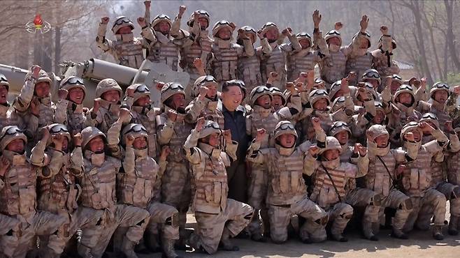 김정은, 태양절 당일 포사격경기 우승 포병부대원들과 기념촬영