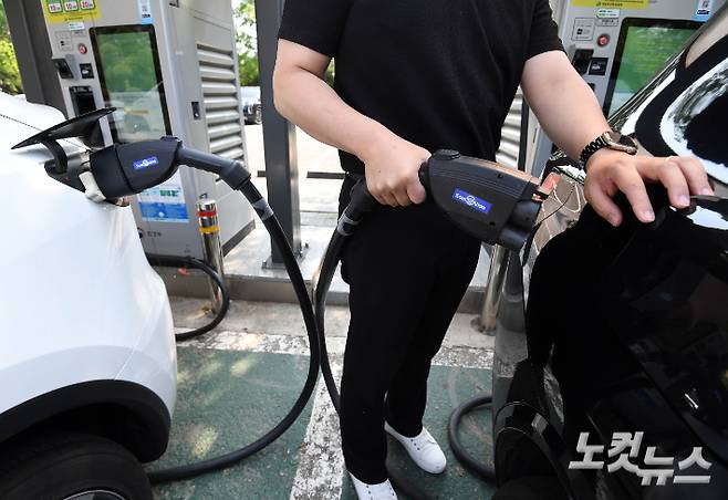 국회 전기차 충전소에서 충전 중인 전기차 모습. 황진환 기자